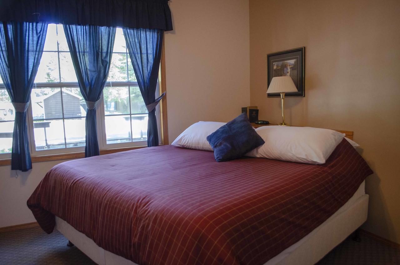 Crandell Mountain Lodge Waterton Park Buitenkant foto