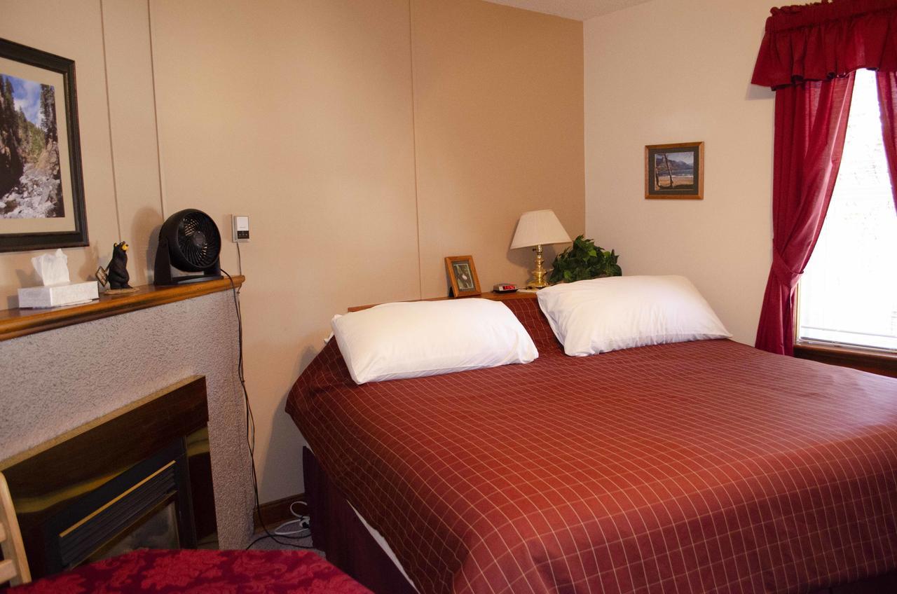 Crandell Mountain Lodge Waterton Park Buitenkant foto