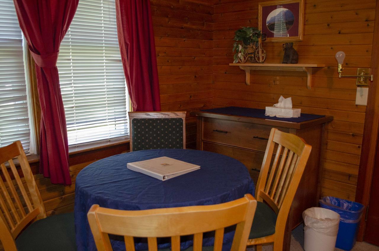 Crandell Mountain Lodge Waterton Park Buitenkant foto