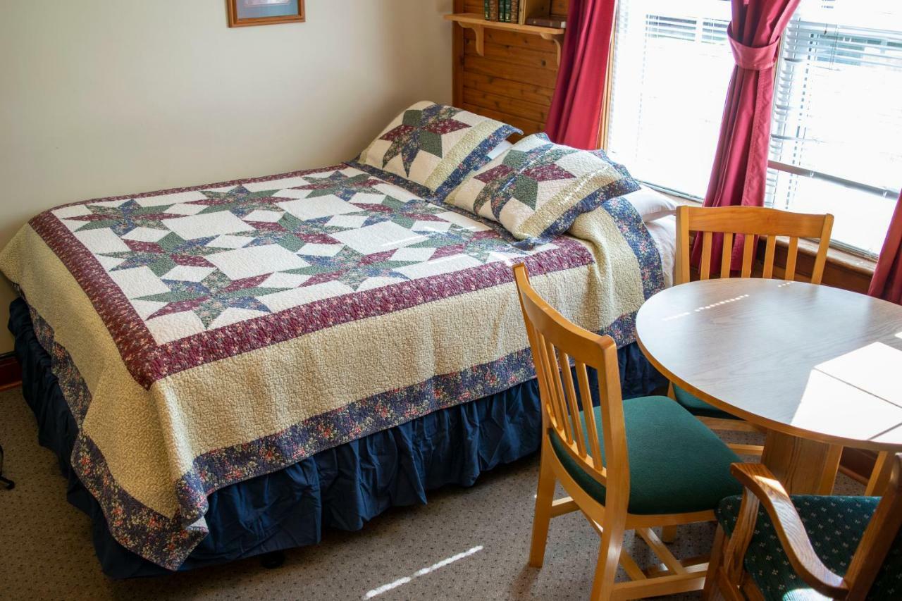 Crandell Mountain Lodge Waterton Park Buitenkant foto