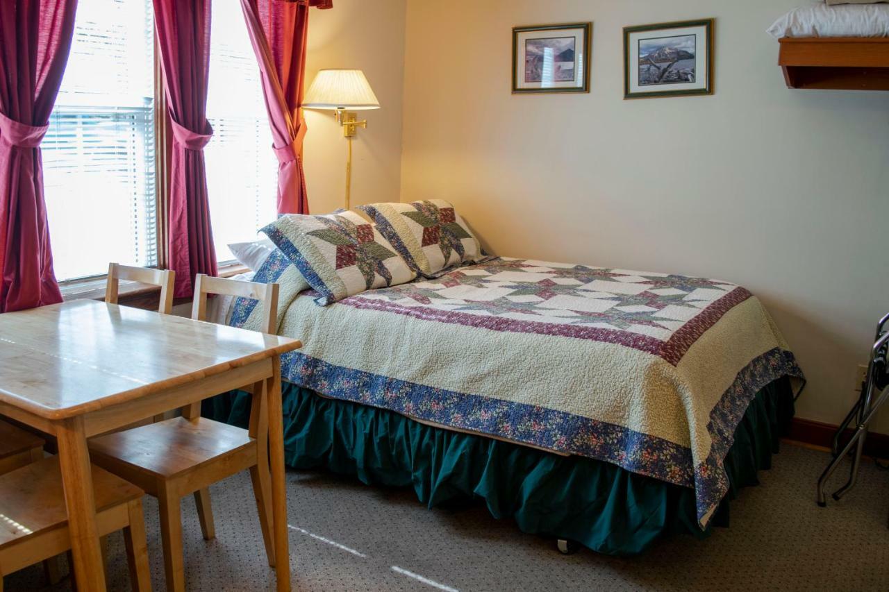 Crandell Mountain Lodge Waterton Park Buitenkant foto